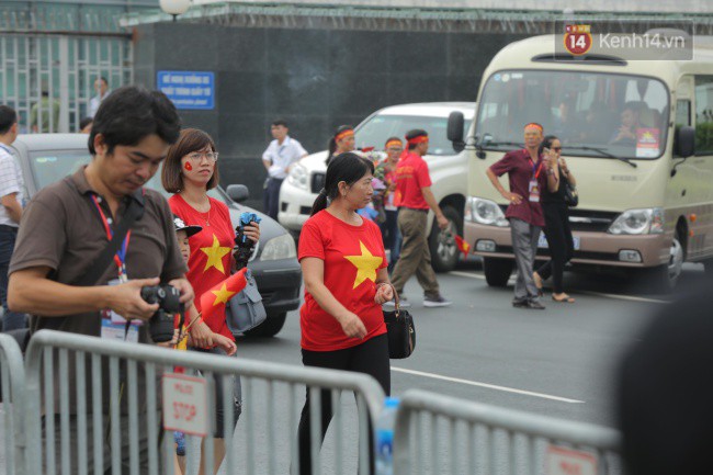 Olympic Việt Nam đi lối ri&ecirc;ng di chuyển khỏi s&acirc;n bay Nội B&agrave;i, nhiều CĐV buồn b&atilde; ra về v&igrave; kh&ocirc;ng gặp được c&aacute;c tuyển thủ - Ảnh 6.