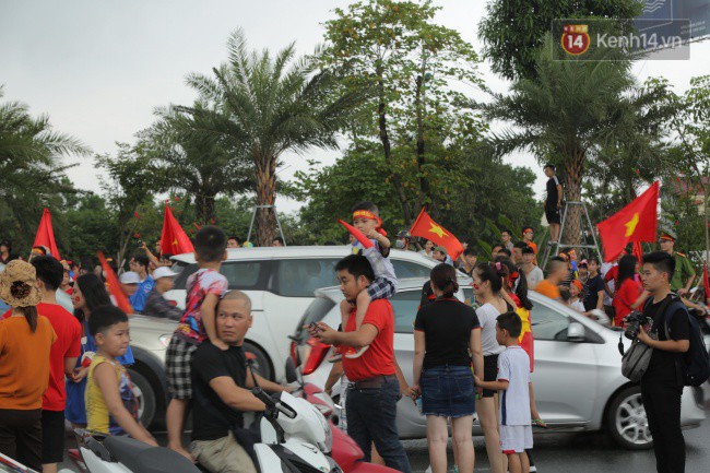 Olympic Việt Nam đi lối riêng di chuyển khỏi sân bay Nội Bài, nhiều CĐV buồn bã ra về vì không gặp được các tuyển thủ - Ảnh 3.
