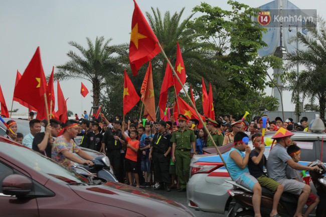 Olympic Việt Nam đi lối riêng di chuyển khỏi sân bay Nội Bài, nhiều CĐV buồn bã ra về vì không gặp được các tuyển thủ - Ảnh 10.