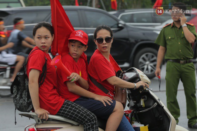 Olympic Việt Nam đi lối riêng di chuyển khỏi sân bay Nội Bài, nhiều CĐV buồn bã ra về vì không gặp được các tuyển thủ - Ảnh 11.