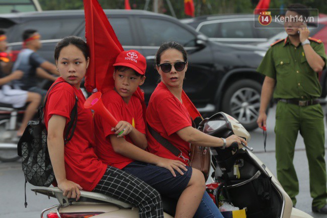 Olympic Việt Nam đi lối ri&ecirc;ng di chuyển khỏi s&acirc;n bay Nội B&agrave;i, nhiều CĐV buồn b&atilde; ra về v&igrave; kh&ocirc;ng gặp được c&aacute;c tuyển thủ - Ảnh 11.