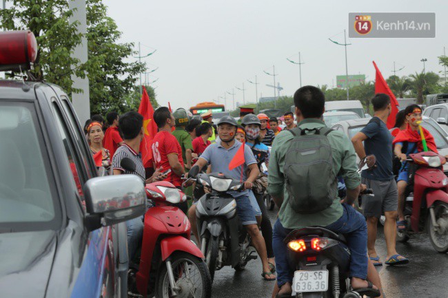 Olympic Việt Nam đi lối riêng di chuyển khỏi sân bay Nội Bài, nhiều CĐV buồn bã ra về vì không gặp được các tuyển thủ - Ảnh 12.