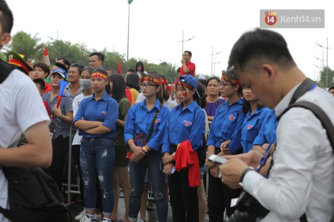 Olympic Việt Nam đi lối riêng di chuyển khỏi sân bay Nội Bài, nhiều CĐV buồn bã ra về vì không gặp được các tuyển thủ - Ảnh 7.