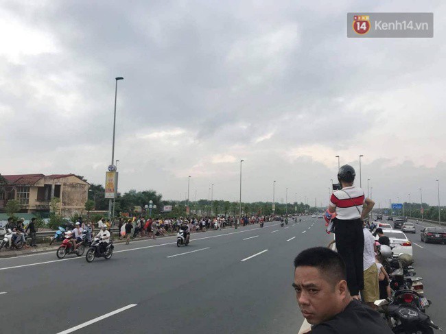 Olympic Việt Nam đi lối riêng di chuyển khỏi sân bay Nội Bài, nhiều CĐV buồn bã ra về vì không gặp được các tuyển thủ - Ảnh 15.