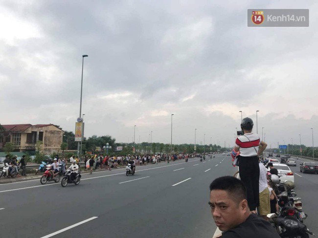 Olympic Việt Nam đi lối ri&ecirc;ng di chuyển khỏi s&acirc;n bay Nội B&agrave;i, nhiều CĐV buồn b&atilde; ra về v&igrave; kh&ocirc;ng gặp được c&aacute;c tuyển thủ - Ảnh 15.