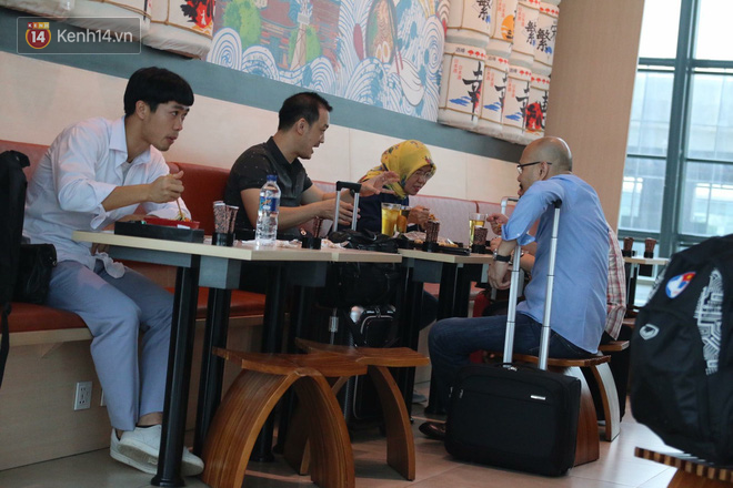 Để ý mới thấy, đồng phục của tuyển Olympic Việt Nam nhìn đơn giản nhưng cũng trendy ra phết - Ảnh 8. Để ý mới thấy, đồng phục của tuyển Olympic Việt Nam nhìn đơn giản nhưng cũng trendy ra phết - Ảnh 8.