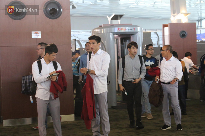 Để ý mới thấy, đồng phục của tuyển Olympic Việt Nam nhìn đơn giản nhưng cũng trendy ra phết - Ảnh 1. Để ý mới thấy, đồng phục của tuyển Olympic Việt Nam nhìn đơn giản nhưng cũng trendy ra phết - Ảnh 1.