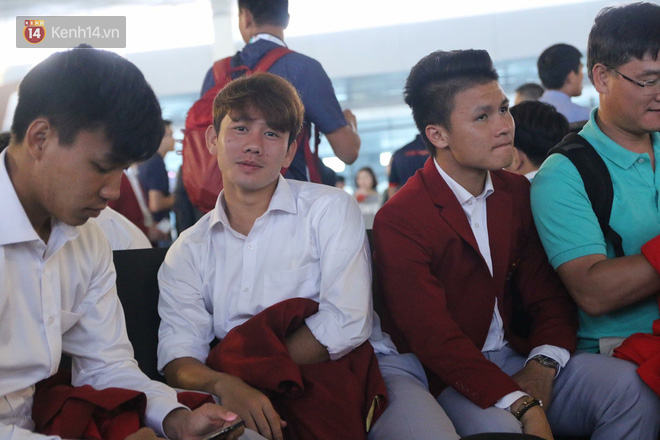 Để ý mới thấy, đồng phục của tuyển Olympic Việt Nam nhìn đơn giản nhưng cũng trendy ra phết - Ảnh 5. Để ý mới thấy, đồng phục của tuyển Olympic Việt Nam nhìn đơn giản nhưng cũng trendy ra phết - Ảnh 5.