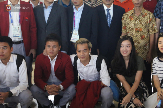 Để ý mới thấy, đồng phục của tuyển Olympic Việt Nam nhìn đơn giản nhưng cũng trendy ra phết - Ảnh 6. Để ý mới thấy, đồng phục của tuyển Olympic Việt Nam nhìn đơn giản nhưng cũng trendy ra phết - Ảnh 6.