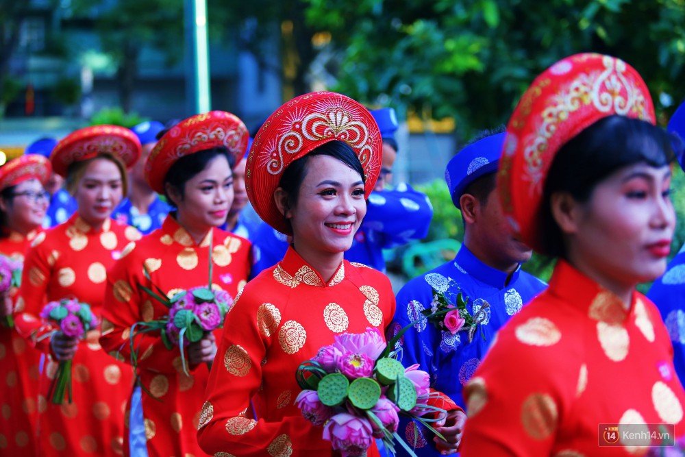 Lãng mạn 100 chú rể đạp xe chở cô dâu vi vu trên đường trung tâm Sài Gòn trong ngày Quốc khánh 2/9 - Ảnh 7.