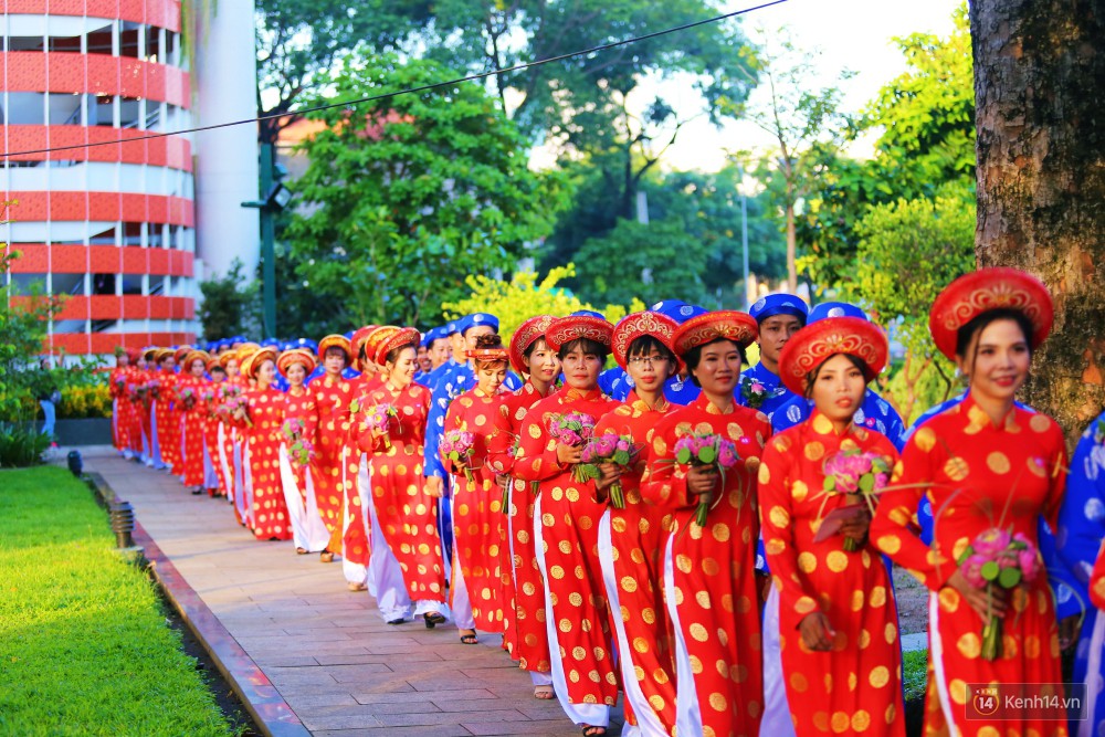 Lãng mạn 100 chú rể đạp xe chở cô dâu vi vu trên đường trung tâm Sài Gòn trong ngày Quốc khánh 2/9 - Ảnh 8.