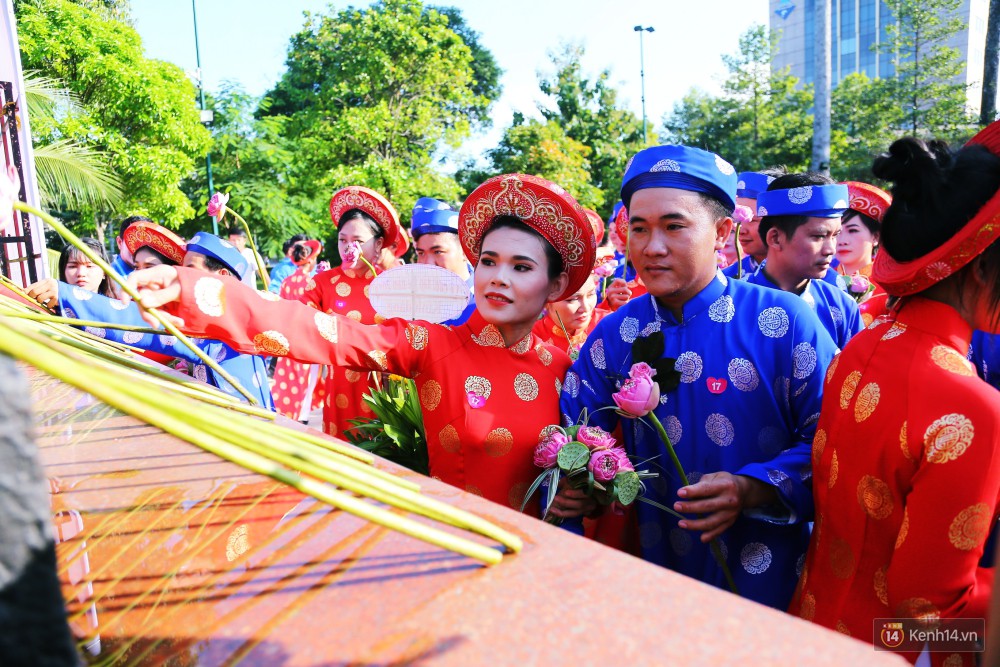 Lãng mạn 100 chú rể đạp xe chở cô dâu vi vu trên đường trung tâm Sài Gòn trong ngày Quốc khánh 2/9 - Ảnh 10.