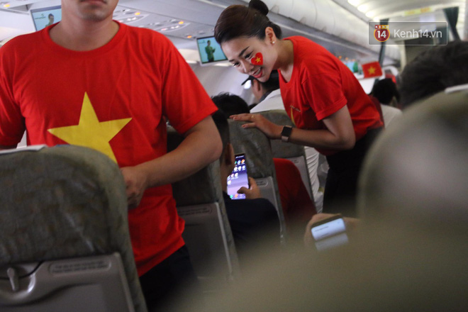 Tiếp viên Vietnam Airlines mặc áo phông in hình cờ đỏ sao vàng trên chuyên cơ đón đoàn Olympic Việt Nam về nước - Ảnh 3.
