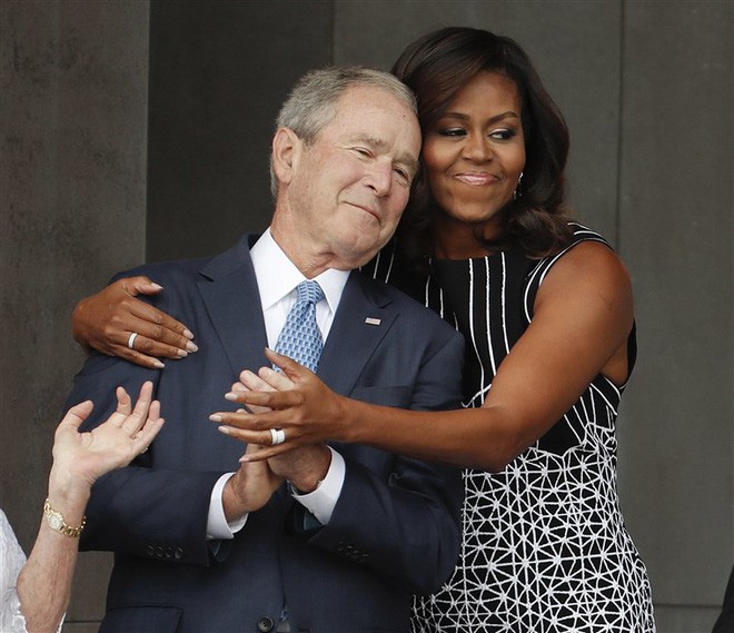 Hành động ngọt ngào của ông Bush tới bà Michelle Obama tại lễ tang thượng nghị sĩ McCain khiến cư dân mạng thích thú - Ảnh 2.