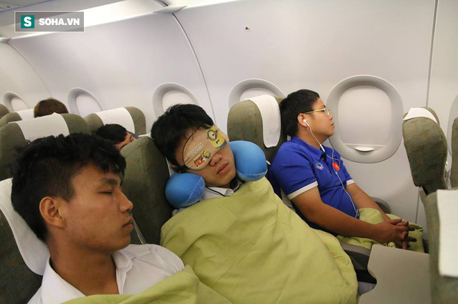 U23 Việt Nam nhận món quà đặc biệt trên chuyến bay về nước - Ảnh 2. U23 Việt Nam nhận món quà đặc biệt trên chuyến bay về nước - Ảnh 2.