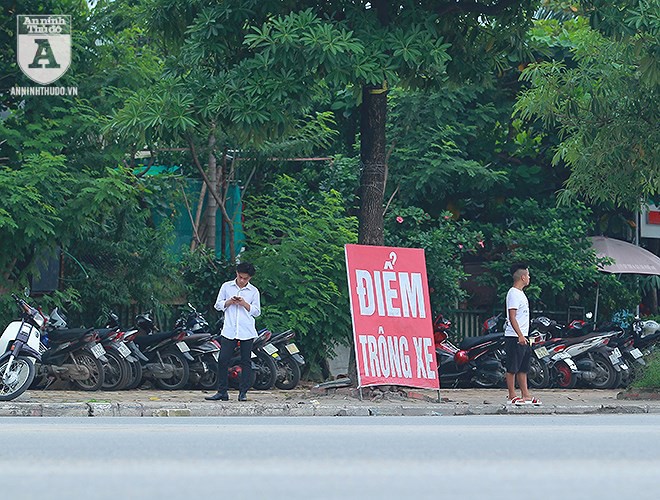 Tranh thủ người hâm mộ đón đội Olympic Việt Nam, nhiều điểm trông giữ xe tự phát chặt chém tại Mỹ Đình - Ảnh 3.