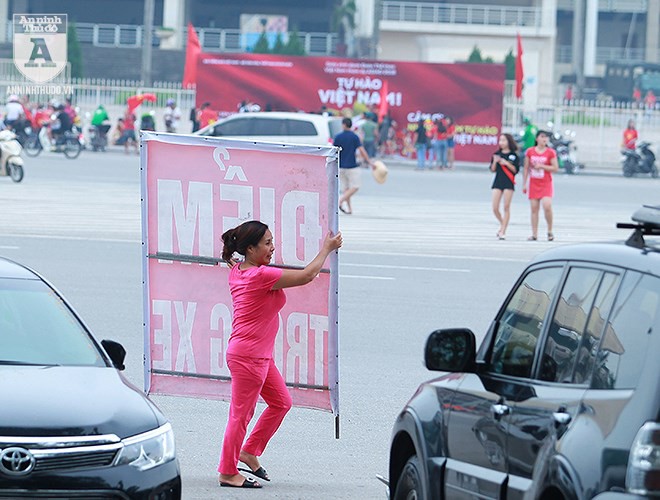 Tranh thủ người hâm mộ đón đội Olympic Việt Nam, nhiều điểm trông giữ xe tự phát chặt chém tại Mỹ Đình - Ảnh 8.