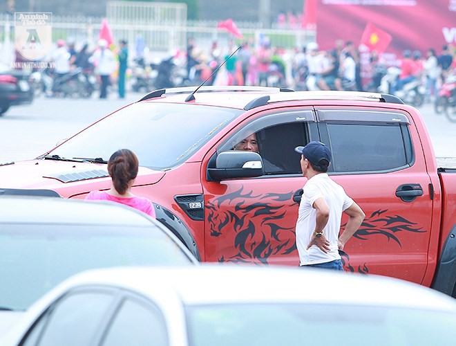 Tranh thủ người hâm mộ đón đội Olympic Việt Nam, nhiều điểm trông giữ xe tự phát chặt chém tại Mỹ Đình - Ảnh 6.