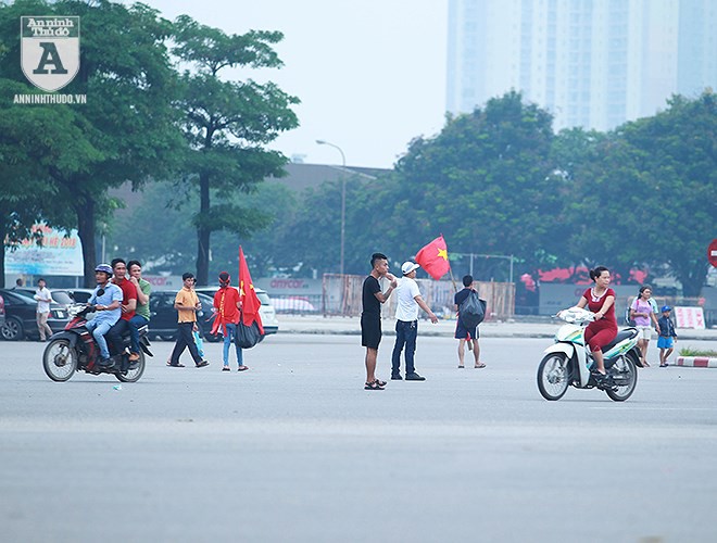 Tranh thủ người hâm mộ đón đội Olympic Việt Nam, nhiều điểm trông giữ xe tự phát chặt chém tại Mỹ Đình - Ảnh 9.
