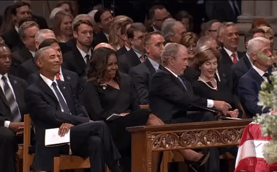 Hành động ngọt ngào của ông Bush tới bà Michelle Obama tại lễ tang thượng nghị sĩ McCain khiến cư dân mạng thích thú - Ảnh 1.