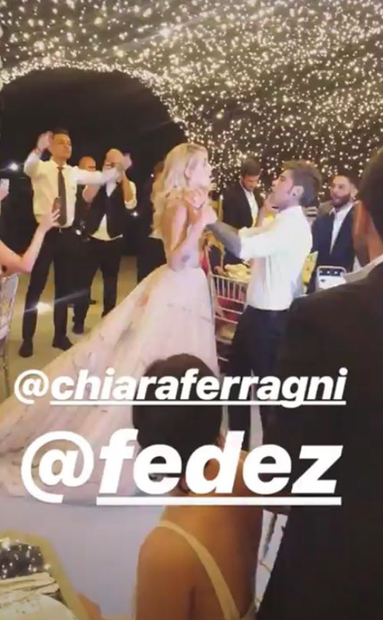 Chiara Ferragni lộng lẫy trong chiếc váy Dior thứ hai, quẩy banh nóc cùng hội bạn sau đám cưới - Ảnh 7.