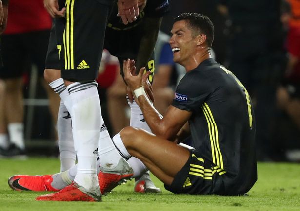 Tiết lộ: Ronaldo phản ứng thế nào trong phòng thay đồ sau khi nhận thẻ đỏ - Ảnh 1.