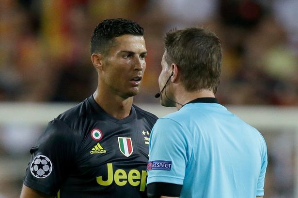 Tiết lộ: Ronaldo phản ứng thế nào trong phòng thay đồ sau khi nhận thẻ đỏ - Ảnh 2.
