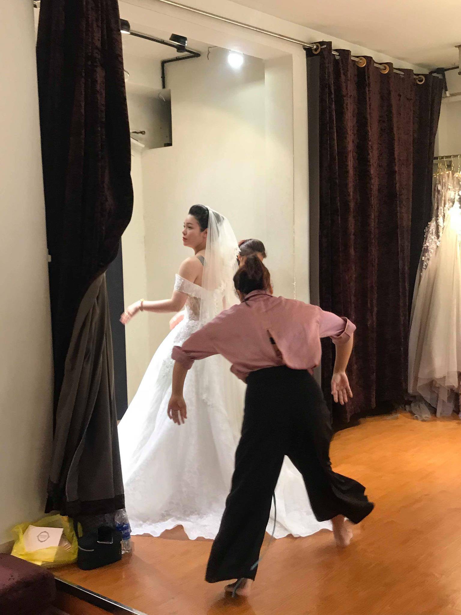 Rò rỉ ảnh được cho là Nhật Kim Anh đi thử váy cưới, dân mạng xôn xao đồn đoán - Ảnh 1. Rò rỉ ảnh được cho là Nhật Kim Anh đi thử váy cưới, dân mạng xôn xao đồn đoán - Ảnh 1.