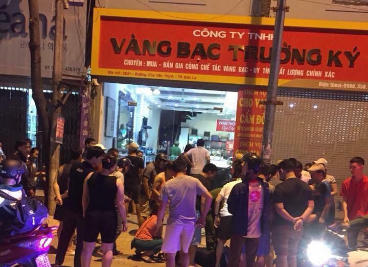 3 đối tượng mang súng, đi ô tô vào cướp tiệm vàng tại Sơn La - Ảnh 2. 3 đối tượng mang súng, đi ô tô vào cướp tiệm vàng tại Sơn La - Ảnh 2.