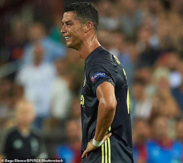 Ronaldo vừa đi vừa khóc tức tưởi vì bị trọng tài đuổi khỏi sân - Ảnh 1.