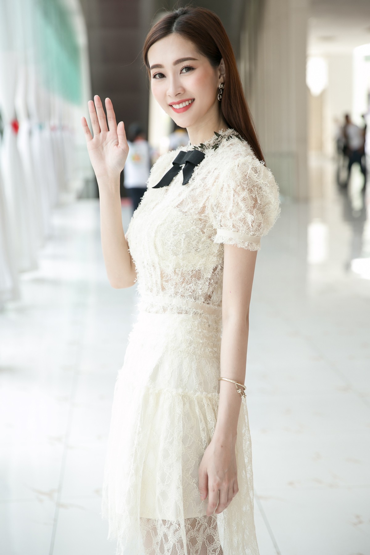 Hoa hậu Việt Nam ngày mới đăng quang: Người bị ném đá về nhan sắc, kẻ được cả truyền thông quốc tế tán dương - Ảnh 18. Hoa hậu Việt Nam ngày mới đăng quang: Người bị ném đá về nhan sắc, kẻ được cả truyền thông quốc tế tán dương - Ảnh 18.