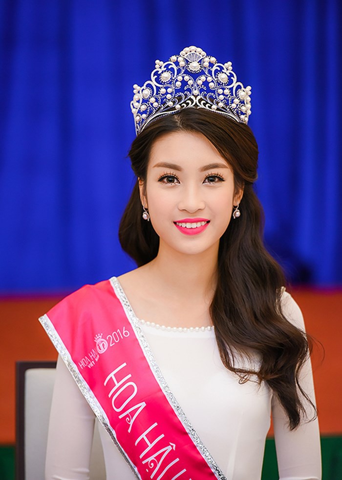 Hoa hậu Việt Nam ngày mới đăng quang: Người bị ném đá về nhan sắc, kẻ được cả truyền thông quốc tế tán dương - Ảnh 28. Hoa hậu Việt Nam ngày mới đăng quang: Người bị ném đá về nhan sắc, kẻ được cả truyền thông quốc tế tán dương - Ảnh 28.