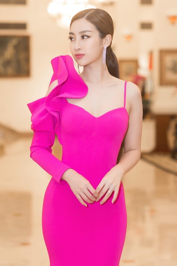Nhẹ nh&agrave;ng, mong manh như HH Đỗ Mỹ Linh cũng c&oacute; tới 3 lần đụng độ v&aacute;y &aacute;o với người đẹp n&oacute;ng bỏng Angela Phương Trinh - Ảnh 2.