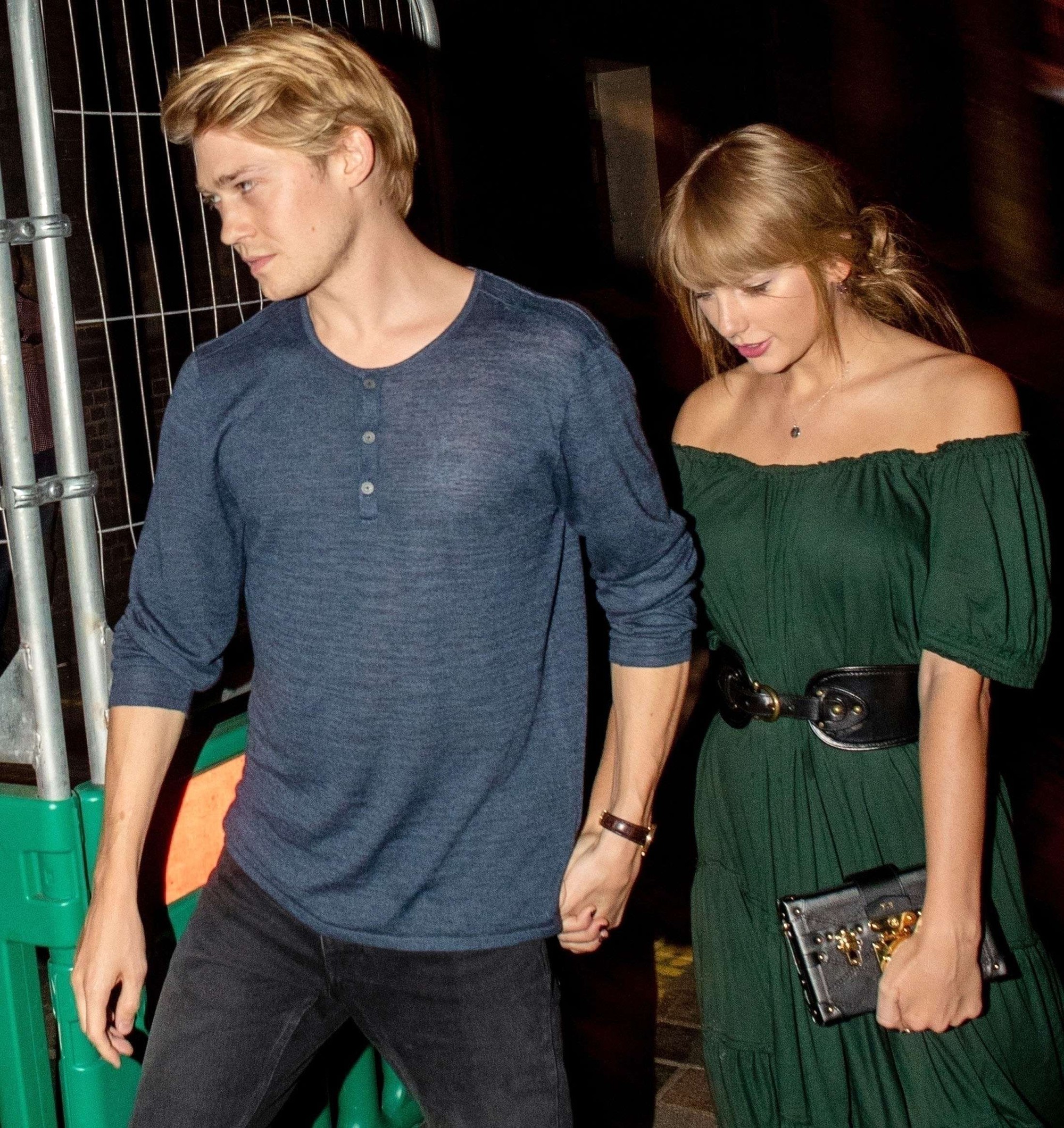 Im ỉm hẹn hò gần 2 năm, giờ Joe Alwyn mới lần đầu nhắc đến mối tình với Taylor Swift - Ảnh 1. Im ỉm hẹn hò gần 2 năm, giờ Joe Alwyn mới lần đầu nhắc đến mối tình với Taylor Swift - Ảnh 1.