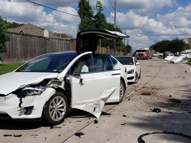 Tai nạn hi hữu: xe Tesla bị cả một cái máy bay đâm trúng, người trong xe không hề hấn gì - Ảnh 3.