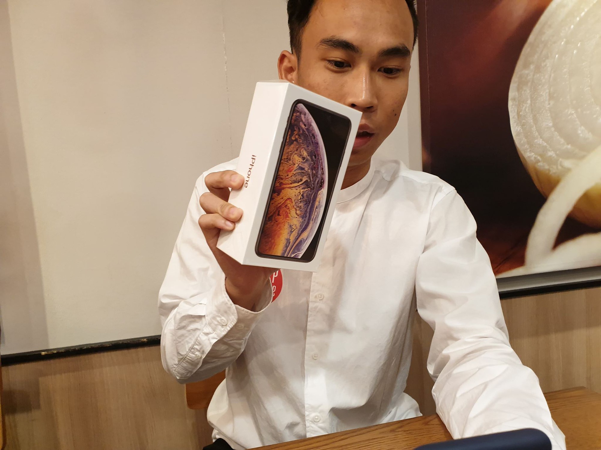 Cận cảnh iPhone XS Max 256GB Gold tuồn ra trước giờ bán, giá khởi điểm 33,9 triệu đồng, sẵn sàng xách về Việt Nam ngay đêm nay - Ảnh 1. Cận cảnh iPhone XS Max 256GB Gold tuồn ra trước giờ bán, giá khởi điểm 33,9 triệu đồng, sẵn sàng xách về Việt Nam ngay đêm nay - Ảnh 1.