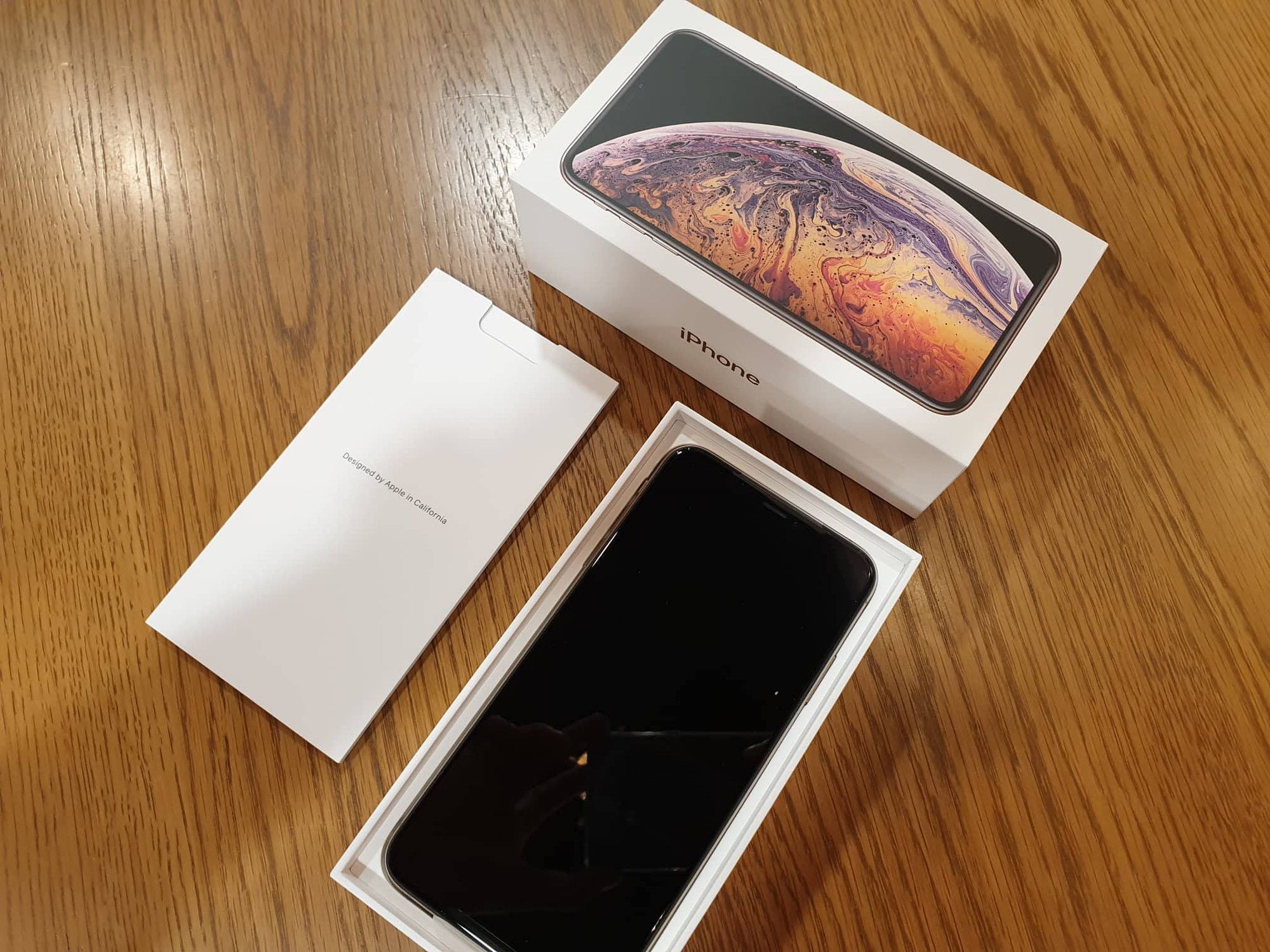 Cận cảnh iPhone XS Max 256GB Gold tuồn ra trước giờ bán, giá khởi điểm 33,9 triệu đồng, sẵn sàng xách về Việt Nam ngay đêm nay - Ảnh 4. Cận cảnh iPhone XS Max 256GB Gold tuồn ra trước giờ bán, giá khởi điểm 33,9 triệu đồng, sẵn sàng xách về Việt Nam ngay đêm nay - Ảnh 4.