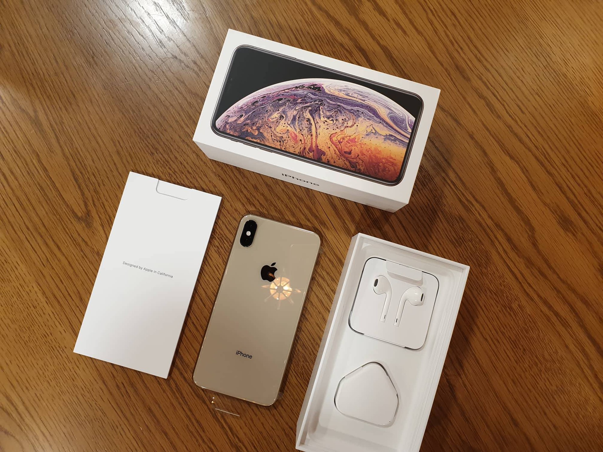 Cận cảnh iPhone XS Max 256GB Gold tuồn ra trước giờ bán, giá khởi điểm 33,9 triệu đồng, sẵn sàng xách về Việt Nam ngay đêm nay - Ảnh 5. Cận cảnh iPhone XS Max 256GB Gold tuồn ra trước giờ bán, giá khởi điểm 33,9 triệu đồng, sẵn sàng xách về Việt Nam ngay đêm nay - Ảnh 5.