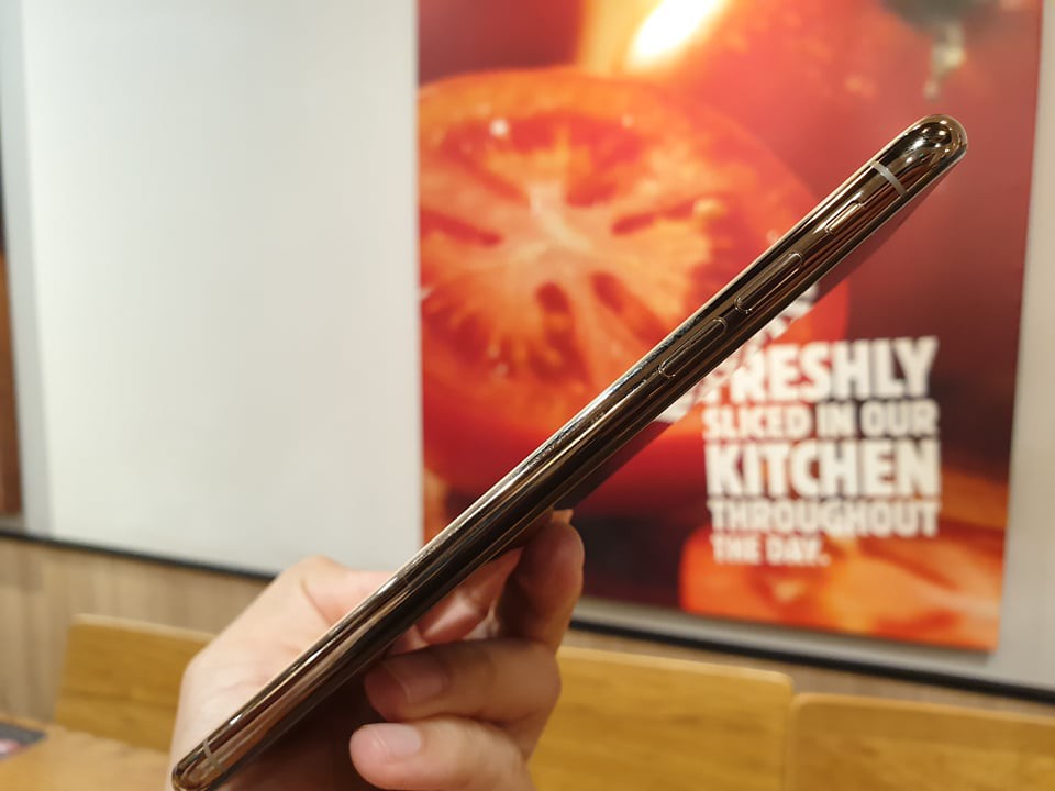 Cận cảnh iPhone XS Max 256GB Gold tuồn ra trước giờ bán, giá khởi điểm 33,9 triệu đồng, sẵn sàng xách về Việt Nam ngay đêm nay - Ảnh 8. Cận cảnh iPhone XS Max 256GB Gold tuồn ra trước giờ bán, giá khởi điểm 33,9 triệu đồng, sẵn sàng xách về Việt Nam ngay đêm nay - Ảnh 8.