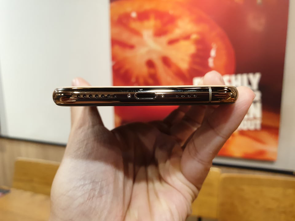 Cận cảnh iPhone XS Max 256GB Gold tuồn ra trước giờ bán, giá khởi điểm 33,9 triệu đồng, sẵn sàng xách về Việt Nam ngay đêm nay - Ảnh 10. Cận cảnh iPhone XS Max 256GB Gold tuồn ra trước giờ bán, giá khởi điểm 33,9 triệu đồng, sẵn sàng xách về Việt Nam ngay đêm nay - Ảnh 10.