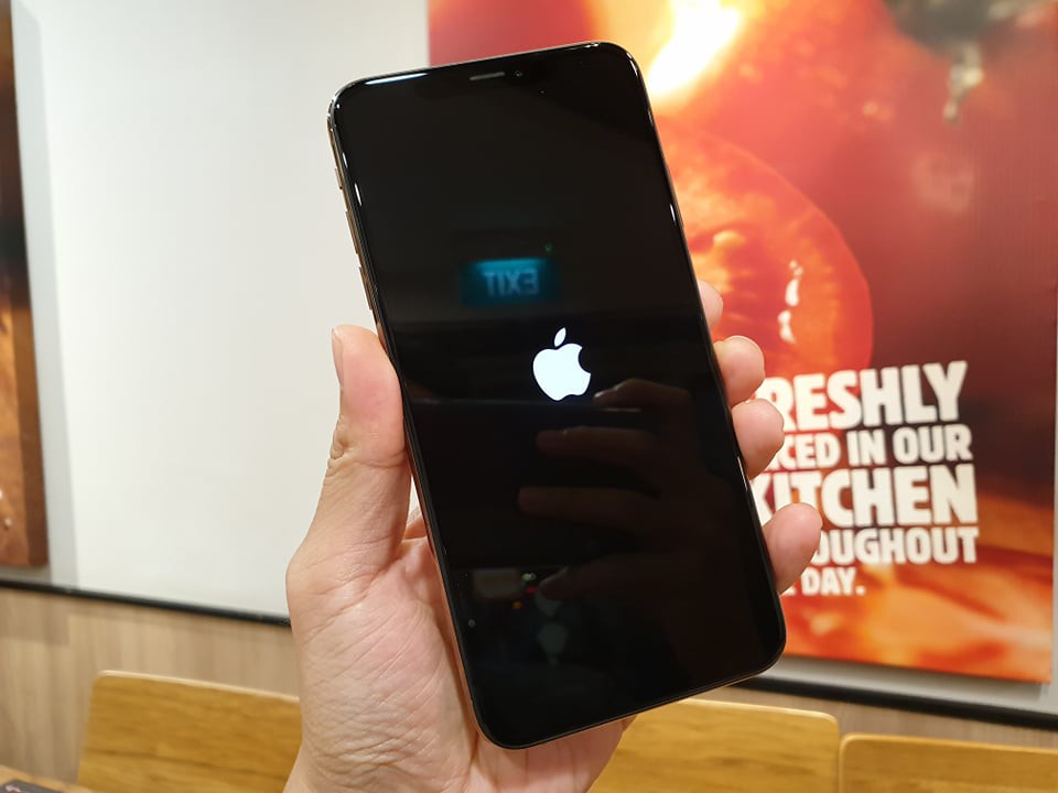 Cận cảnh iPhone XS Max 256GB Gold tuồn ra trước giờ bán, giá khởi điểm 33,9 triệu đồng, sẵn sàng xách về Việt Nam ngay đêm nay - Ảnh 7. Cận cảnh iPhone XS Max 256GB Gold tuồn ra trước giờ bán, giá khởi điểm 33,9 triệu đồng, sẵn sàng xách về Việt Nam ngay đêm nay - Ảnh 7.