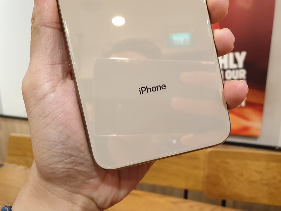 Cận cảnh iPhone XS Max 256GB Gold tuồn ra trước giờ bán, giá khởi điểm 33,9 triệu đồng, sẵn sàng xách về Việt Nam ngay đêm nay - Ảnh 12. Cận cảnh iPhone XS Max 256GB Gold tuồn ra trước giờ bán, giá khởi điểm 33,9 triệu đồng, sẵn sàng xách về Việt Nam ngay đêm nay - Ảnh 12.