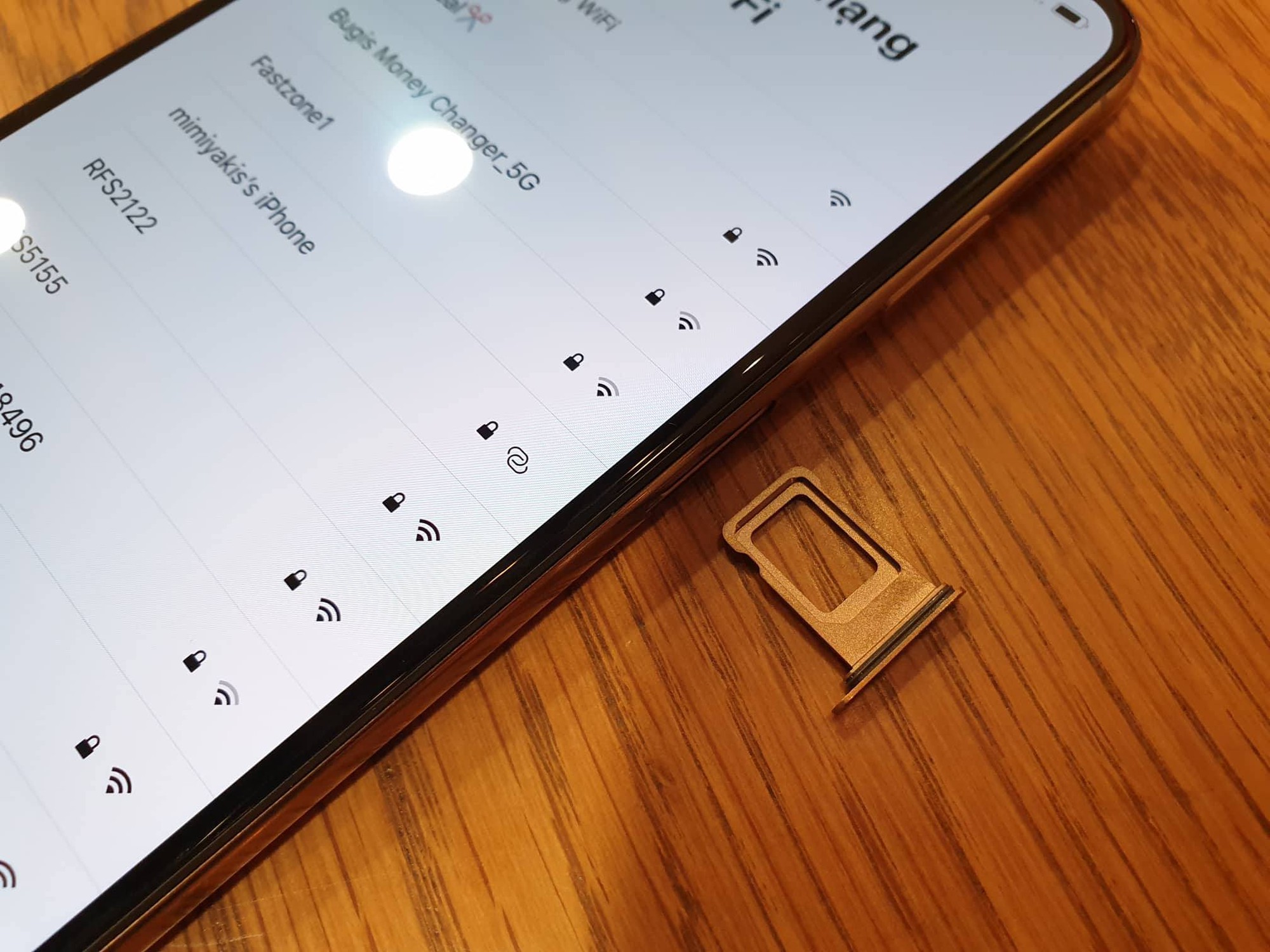 Cận cảnh iPhone XS Max 256GB Gold tuồn ra trước giờ bán, giá khởi điểm 33,9 triệu đồng, sẵn sàng xách về Việt Nam ngay đêm nay - Ảnh 14. Cận cảnh iPhone XS Max 256GB Gold tuồn ra trước giờ bán, giá khởi điểm 33,9 triệu đồng, sẵn sàng xách về Việt Nam ngay đêm nay - Ảnh 14.