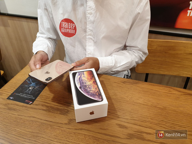 Cận cảnh iPhone XS Max 256GB Gold tuồn ra trước giờ bán, giá khởi điểm 33,9 triệu đồng, sẵn sàng xách về Việt Nam ngay đêm nay - Ảnh 1.