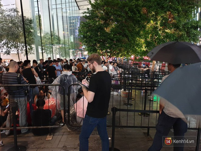 Mặc kệ trời mưa to, hàng dài dân buôn Việt vẫn xếp kín trước cửa Apple Store chờ mua iPhone XS mới - Ảnh 4.