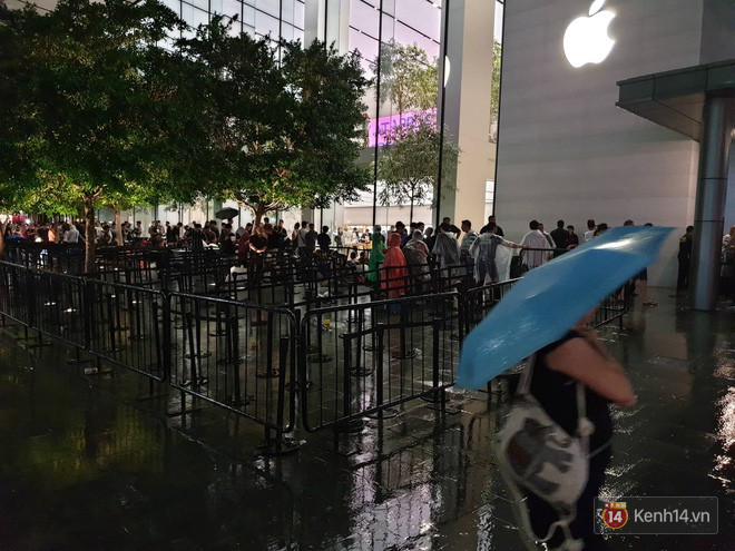 Mặc kệ trời mưa to, hàng dài dân buôn Việt vẫn xếp kín trước cửa Apple Store chờ mua iPhone XS mới - Ảnh 7.