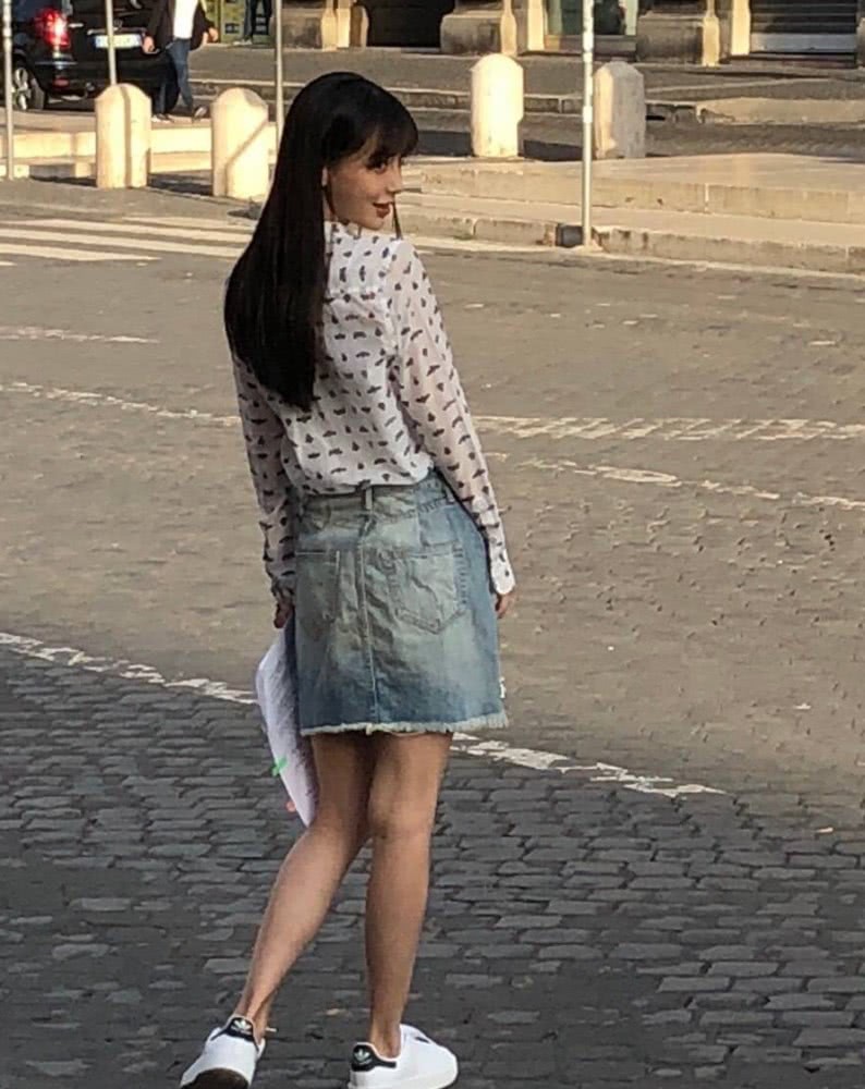 Quay phim bận rộn, Angela Baby mang theo qu&yacute; tử Bọt Biển Nhỏ sang tận Rome để tiện chăm s&oacute;c - Ảnh 2.