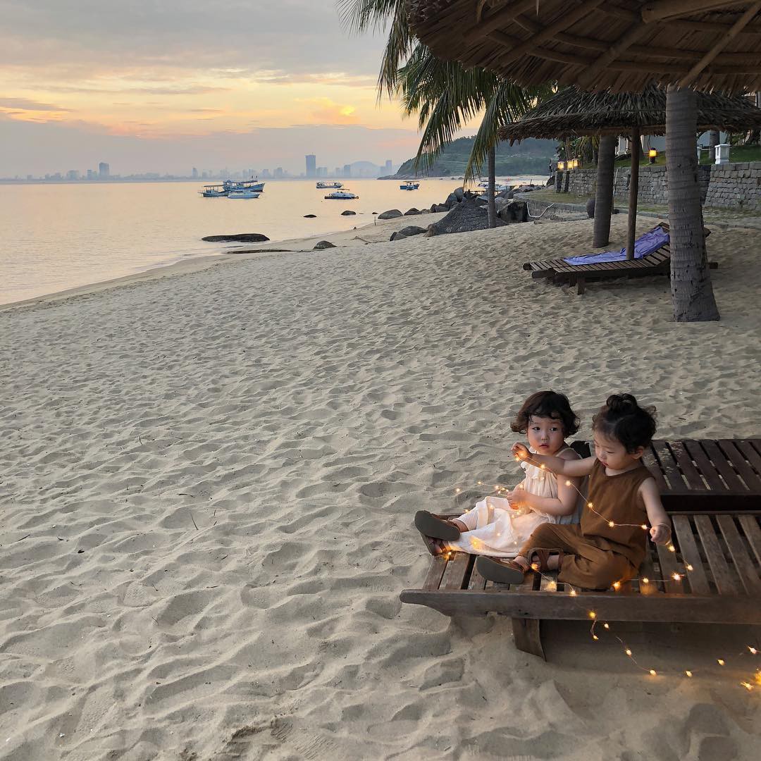 Loạt ảnh đáng yêu của cặp chị em nhóc tì người Hàn khiến hội con một phải “phát hờn” - Ảnh 7.