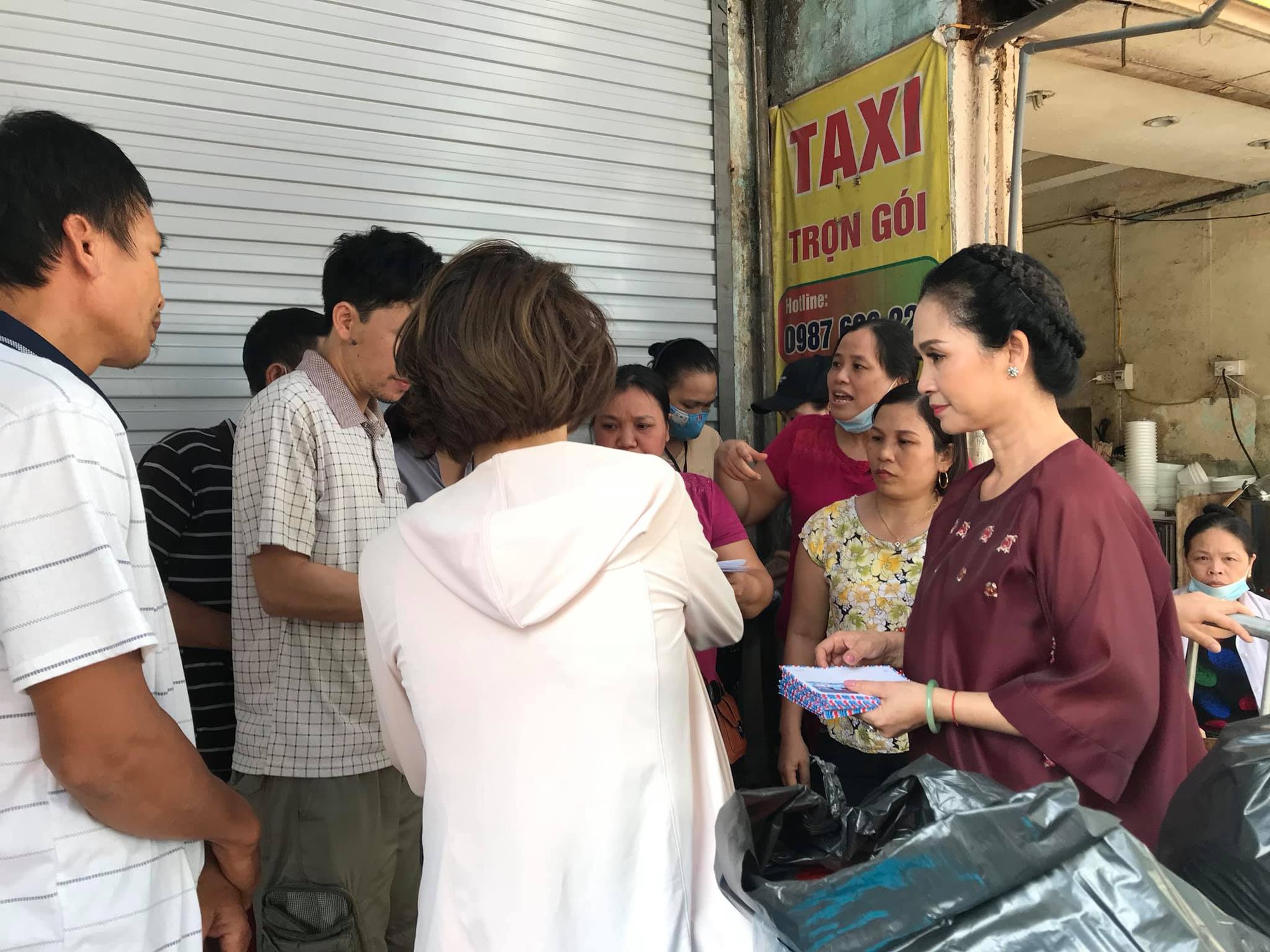 Không kêu gọi rình rang, NSND Lan Hương âm thầm đi giúp đỡ từng nạn nhân khu vực cháy Đê La Thành - Ảnh 1.