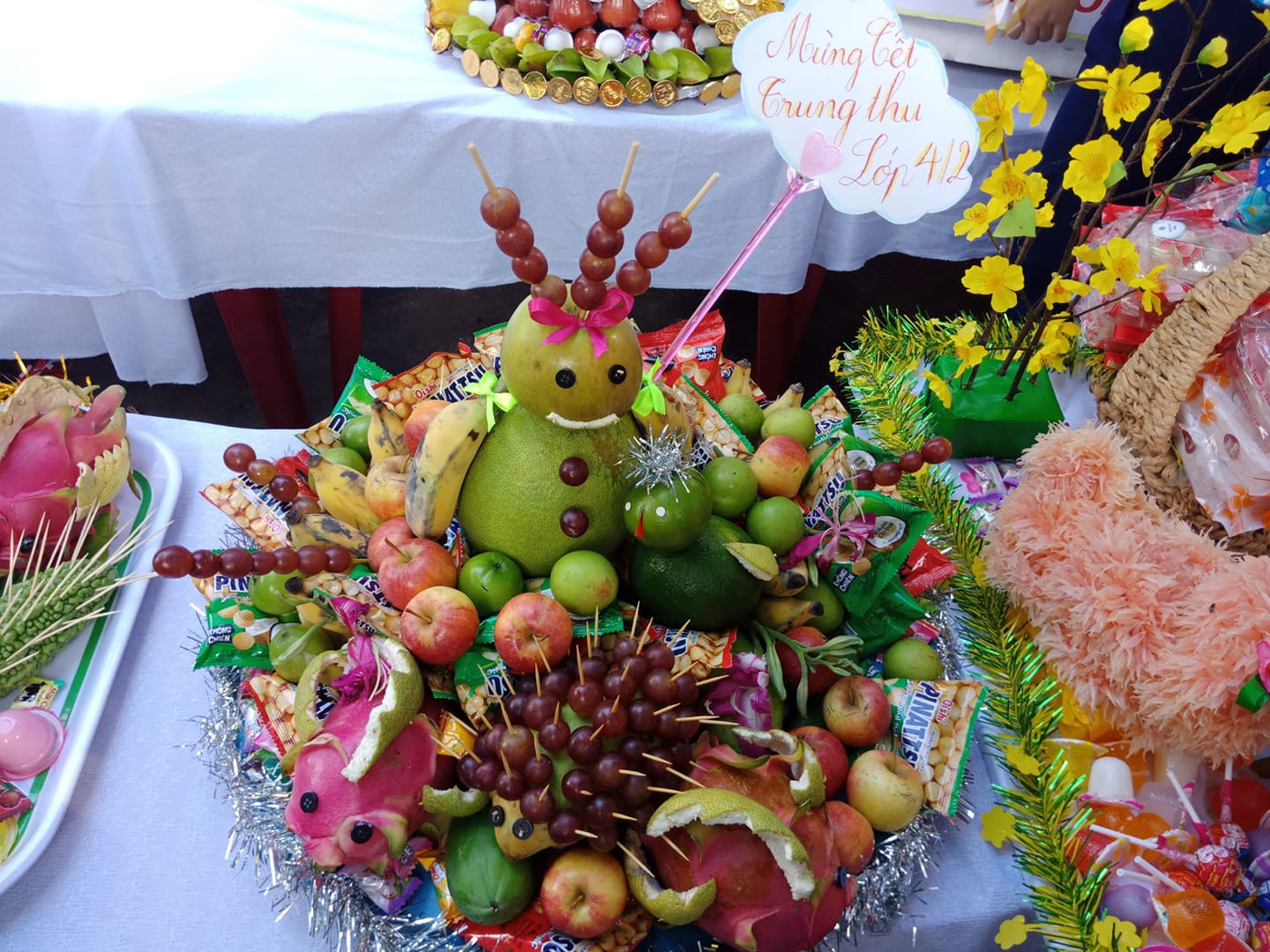 Mâm cỗ Trung thu đáng yêu xen lẫn đáng sợ với những con vật được cắt tỉa từ hoa quả khiến cộng đồng mạng bật cười - Ảnh 3. Mâm cỗ Trung thu đáng yêu xen lẫn đáng sợ với những con vật được cắt tỉa từ hoa quả khiến cộng đồng mạng bật cười - Ảnh 3.